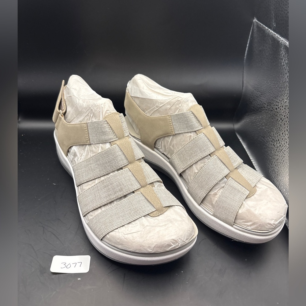 **CLOSET CLOSEOUT** Clarks Cloudsteppers comfy walking sandals - 9.5 Wide (NIB)